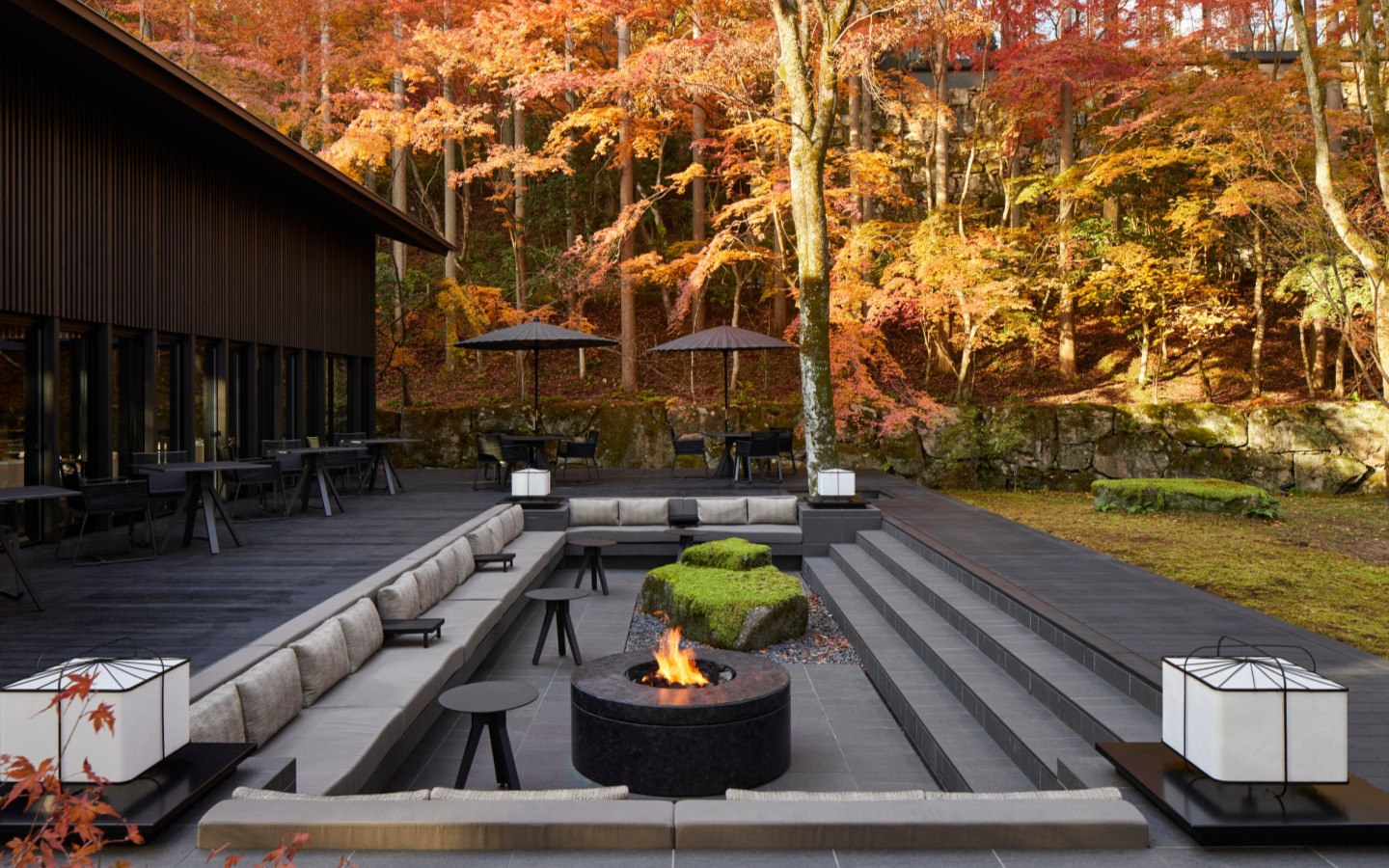 Área externa, jardim e lareira no Aman Kyoto Resort (Japão)