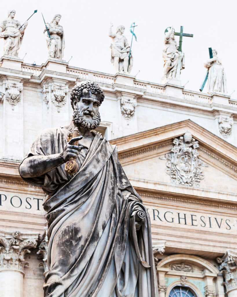 Estátua de São Pedro na Piazza di San Pedro de Roma