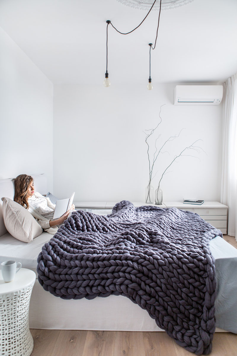 Arm knitted blankets by Ohhio. Photography by Andrey Bezuglov., dona arquiteta, estilo escandinavo