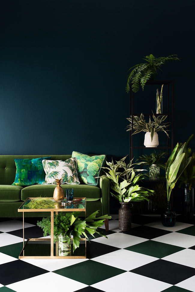 Selecionamos 29 móveis e objetos decorativos em tons de verde para te inspirar., dona arquiteta, kale, greenery, pantone,Parisian apartment designed by Ruth Welsby