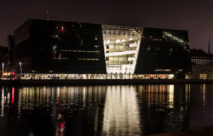 Black Diamond - A mais bela biblioteca pública dinamarquesa, dona arquiteta, fachada noturna