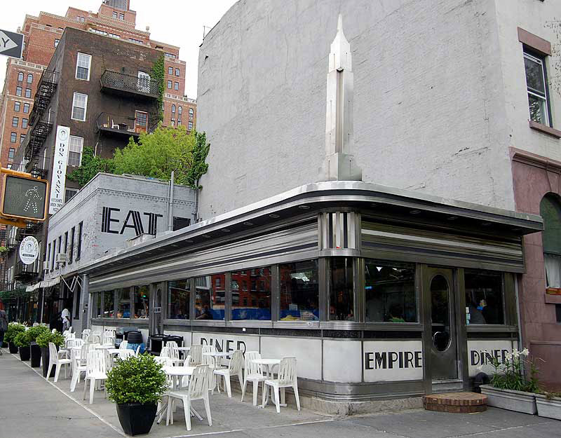 O icônico Empire Diner com seus 35 anos, está de cara nova. Quem nunca foi nestes restaurantes que tem de tudo e fecha tarde da noite?