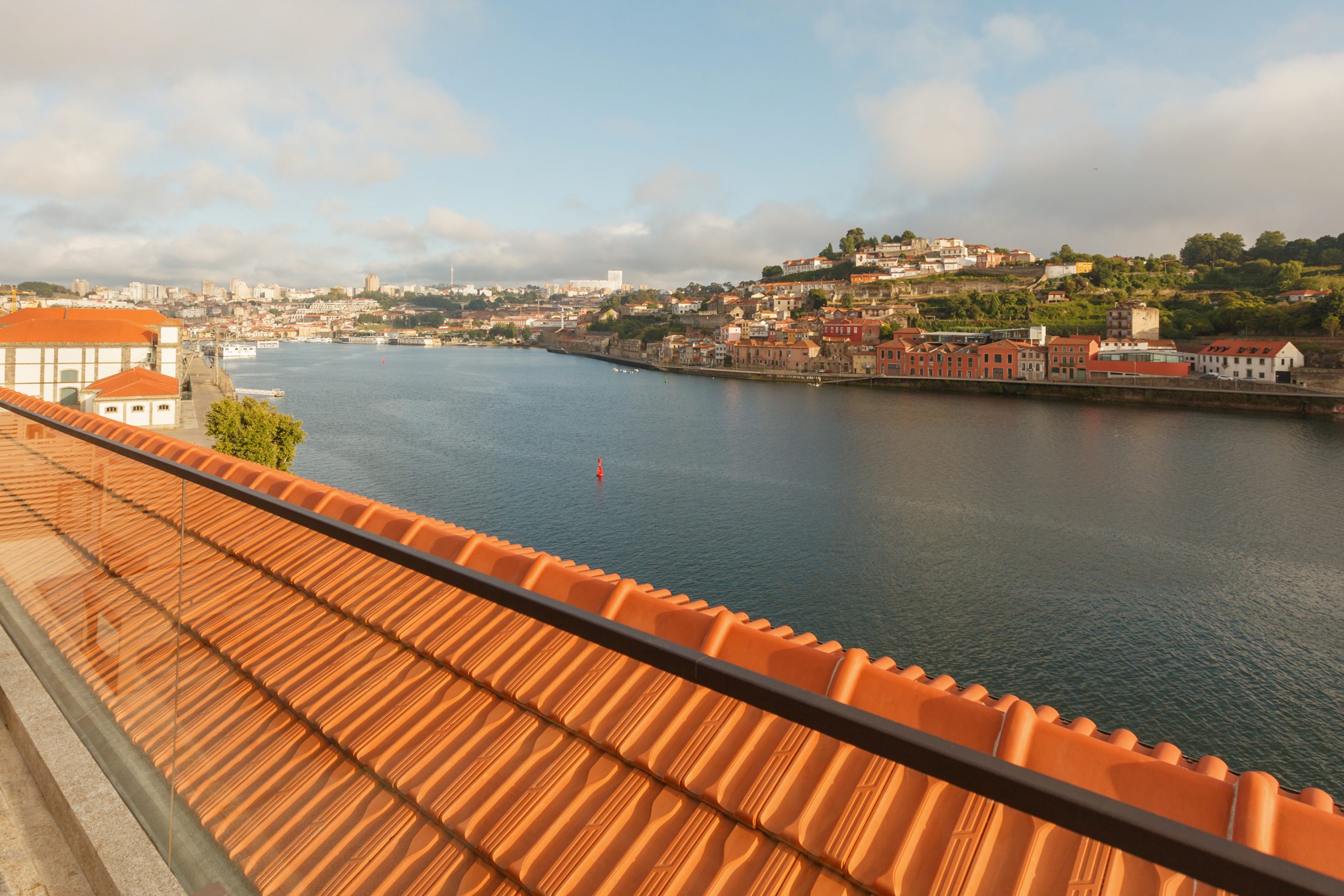 Bar no rooftop e vista privilegiada do Rio Douro: conheça o Neya Porto Hotel