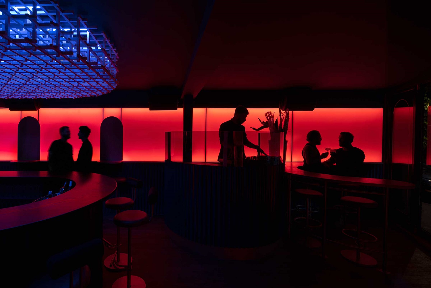 Minéral Bar, em Montreal, surpreende com arquitetura arrojada e experiências múltiplas