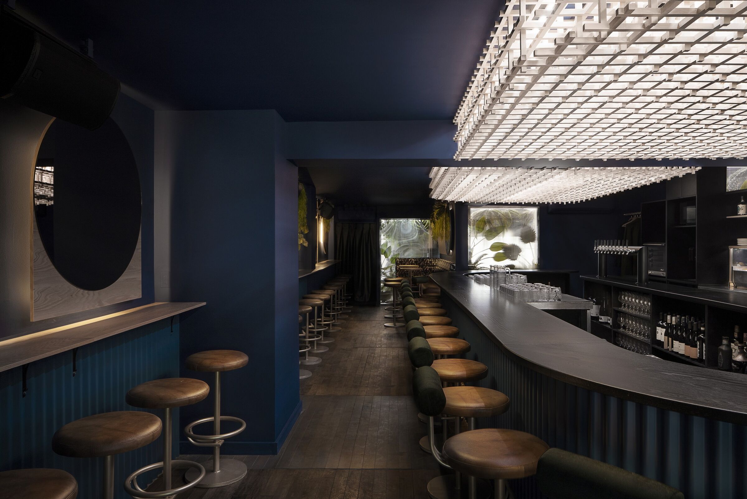 Minéral Bar, em Montreal, surpreende com arquitetura arrojada e experiências múltiplas