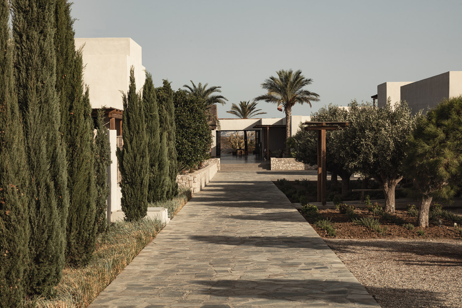 OKU-HOTELS_KOS_by_Georg-Roske_06_HighRes Hotel Oku Kos, reflete a natureza dos pés descalços com a filosofia japonesa Wabi Sabi