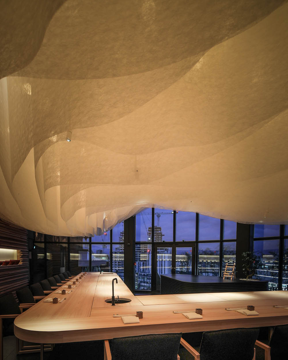 Endo at Rotunda: culinária japonesa sob as nuvens. Papel Washi usado como difusor de luz em iluminação do teto restaurante japones