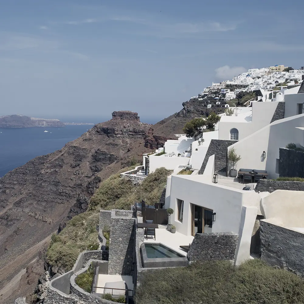 Santorini na Grécia, visto a partir da sequência de varandas do hotel Vora