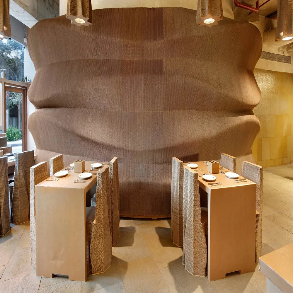 cardboard-cafe-bombay-nude-architects-_dezeen_1704_col_3 Cardboard café, tecnologia e sustentabilidade.