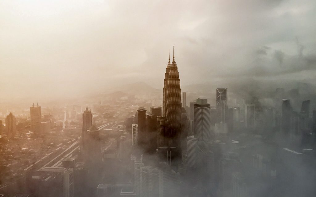 Neblina sobre o amanhecer em Kuala Lumpur