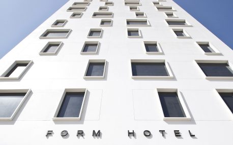 Form Dubai: um hotel minimalista em meio à opulência