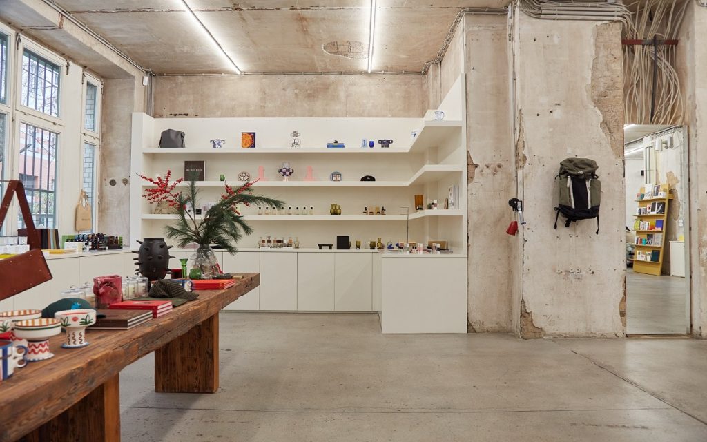 Feixeis de luz, utilizando difusores de luz lineares, distribuem a iluminação pela Voo Store de Berlim enquanto reforçam a estética industrial inspirada nas superfícies originais de concreto polido do espaço.