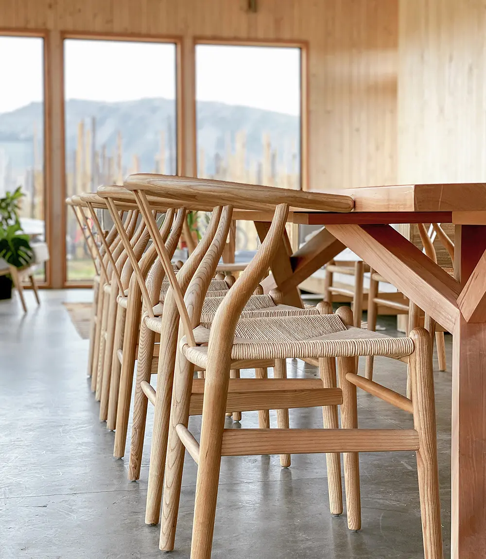 AKA Patagonia, módulo principal, madeira lenga, interior, cadeiras
