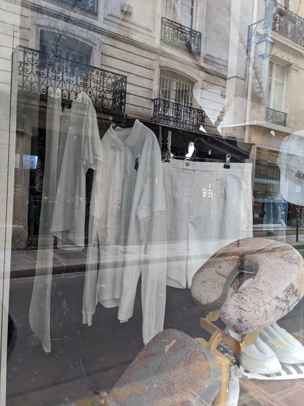 BLESS_SHOP_EINE GMBH_vitrine_Branco Bless Shop: Design e Liberdade