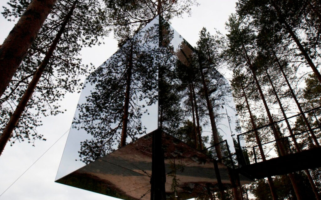Tree Hotel: arte suspensa entre árvores