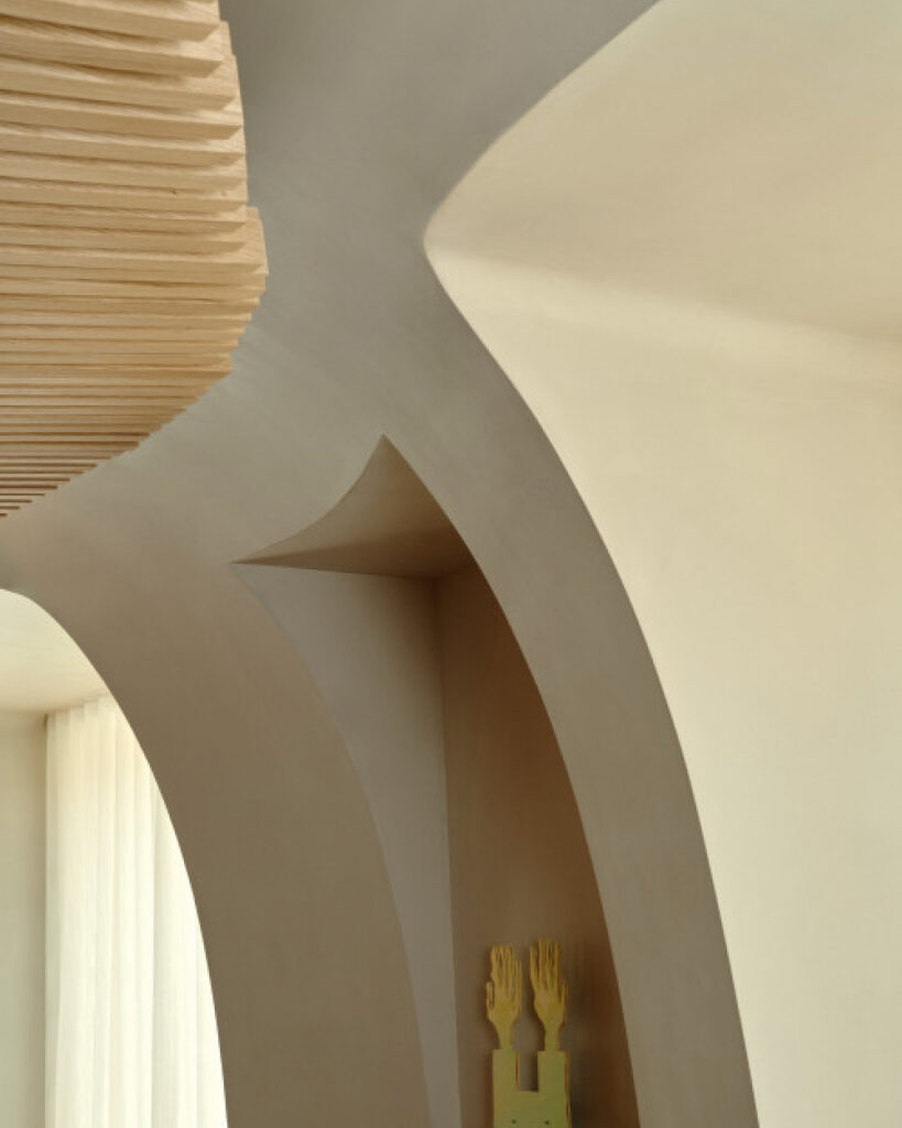 Design curvilíneo do teto ao chão no Café Platz