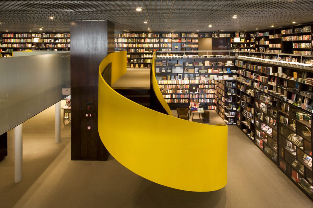 Modelo de uso das cores na arquitetura. Escada na Livraria da Vila (Em São Paulo), desenhada pelo arquiteto Isay Weinfeld
