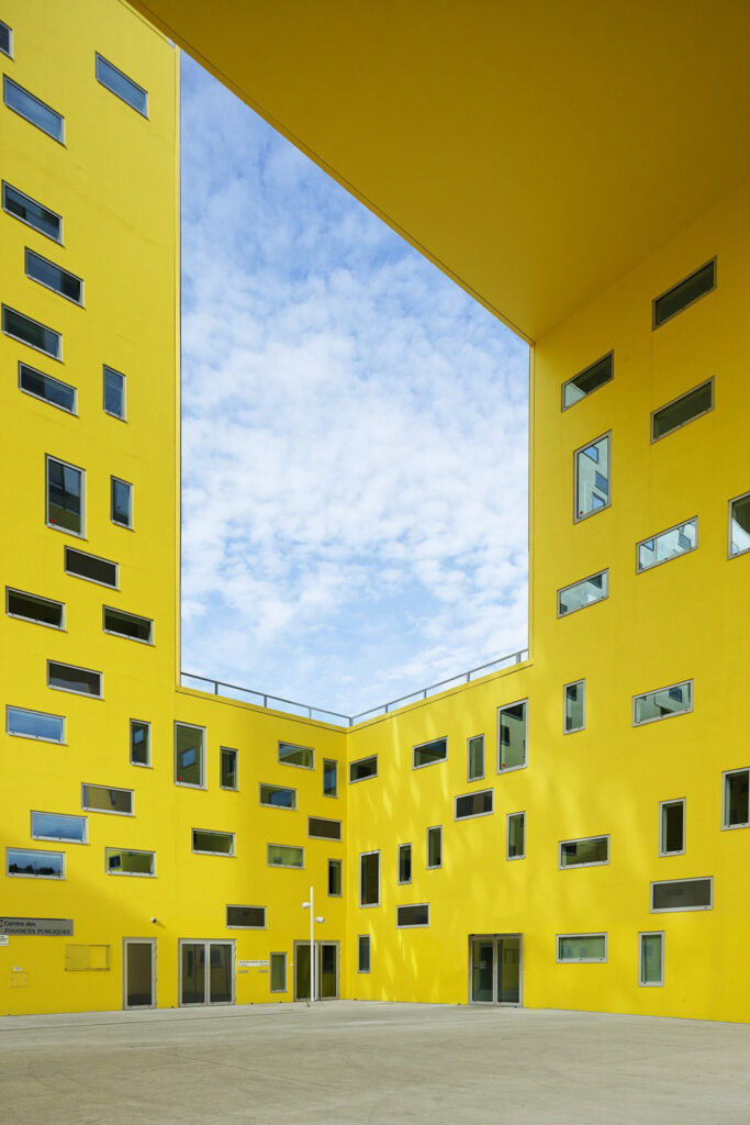 Uso do amarelo nas paredes externas do prédio Cité des affaires, de Manuelle Gautrand
