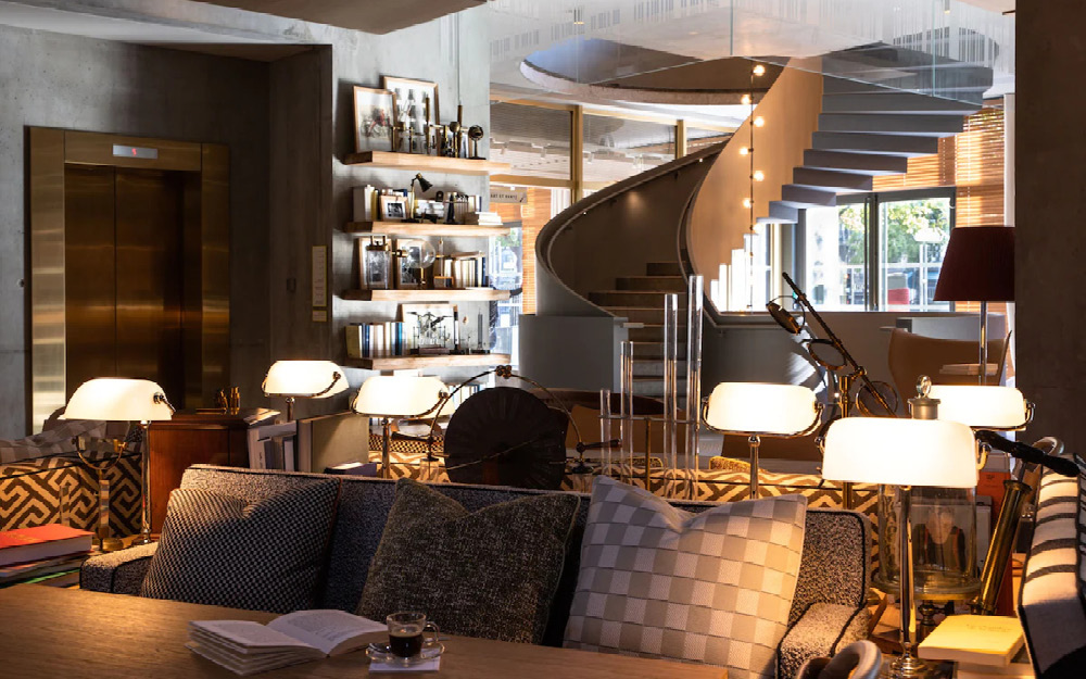 Villa M: Hotel de paris que se inspira no design biofílico