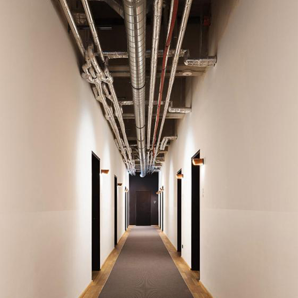 corredor do hotel com elementos da arquitetura industrial