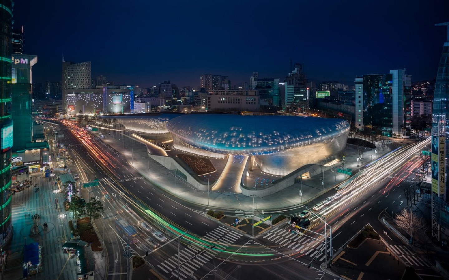 Conheça o Dongdaemun Design Plaza, em Seul, Coreia do Sul. Uma obra de Zaha Hadid que transformou a região na capital mundial do design.