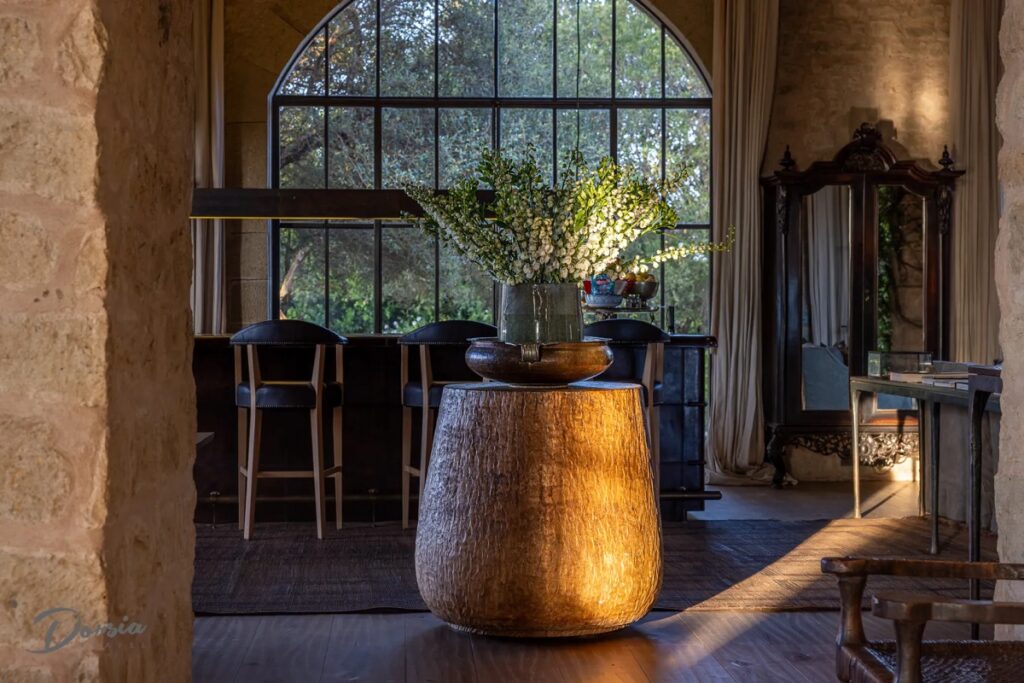 Belo vaso de cerâmica, dando um toque ainda mais especial a decoração do ambiente.