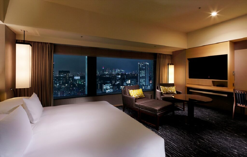 acomodação, capitol hotel tokiu, cama king, vista de tóquio