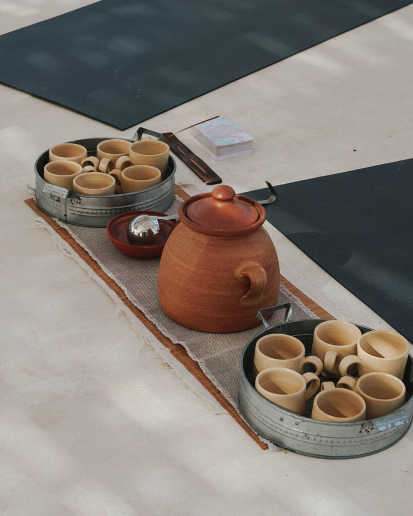 Cerâmicas para refeições e rituais de meditação em Hotel Kea Retreat, na Grécia - Dona Arquiteta