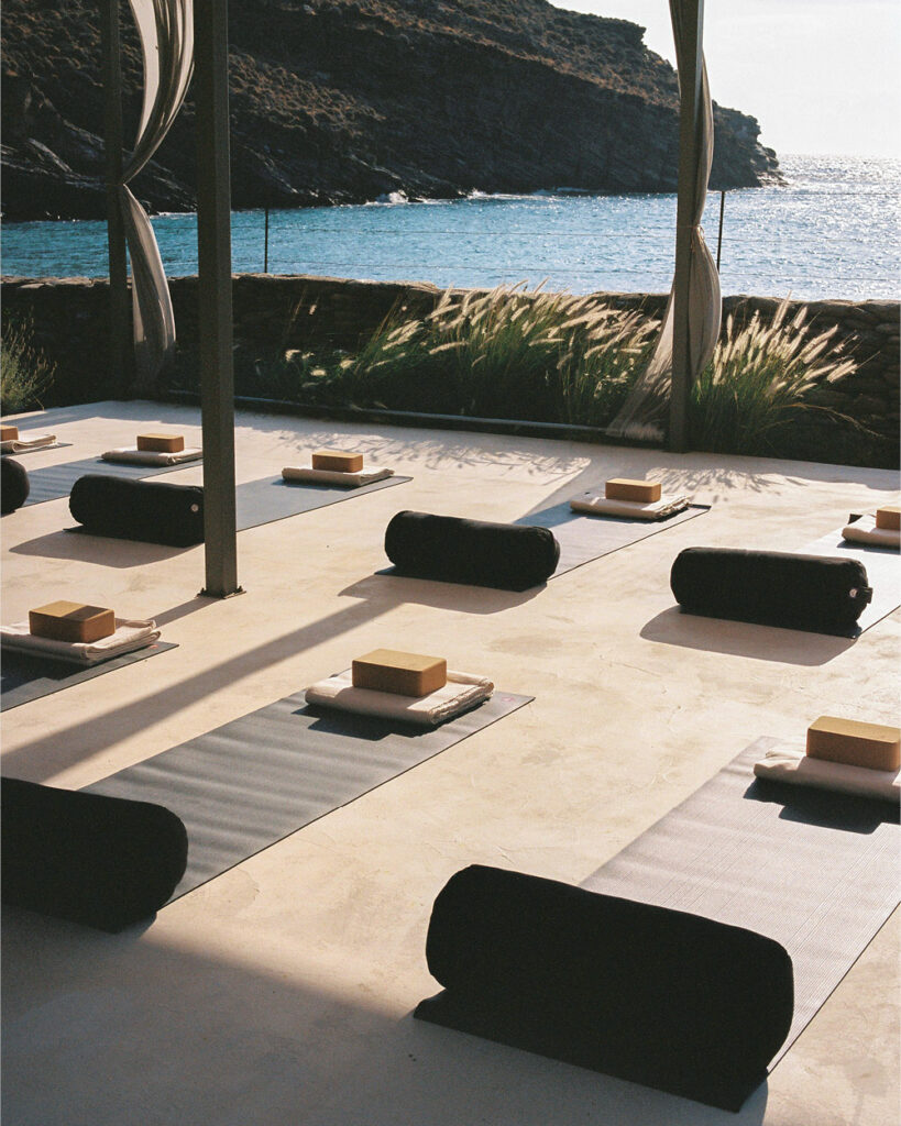 Área de meditação coletiva em Hotel Kea Retreat, Grécia - Dona Arquiteta