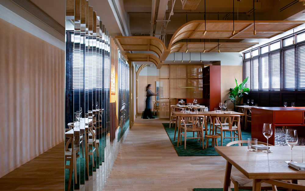 Salão do restaurante Whey, de Hong Kong - Dona Arquiteta