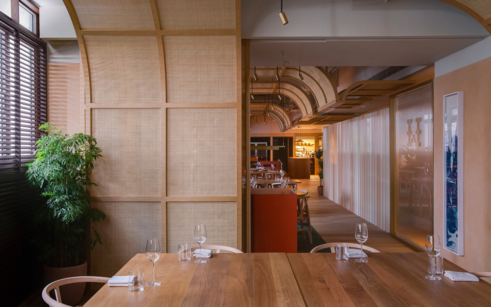 Salão do restaurante Whey, de Hong Kong - Dona Arquiteta