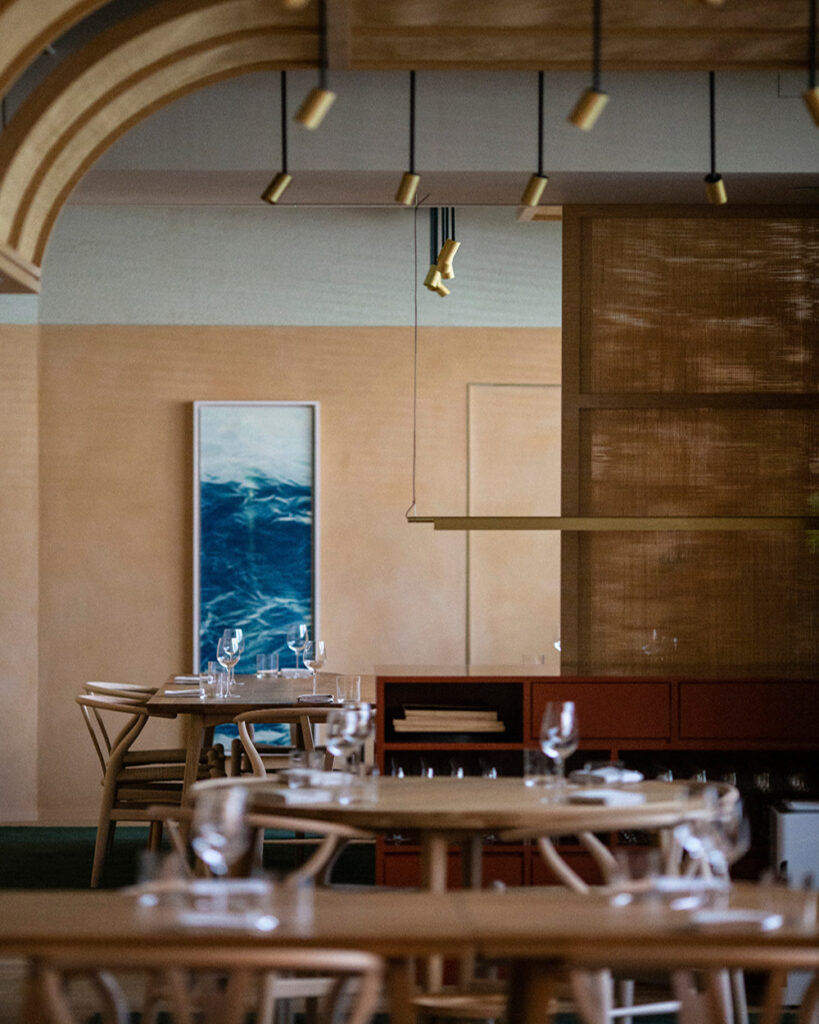 Salão e obra de arte no interior do restaurante Whey de Hong Kong - Dona Arquiteta