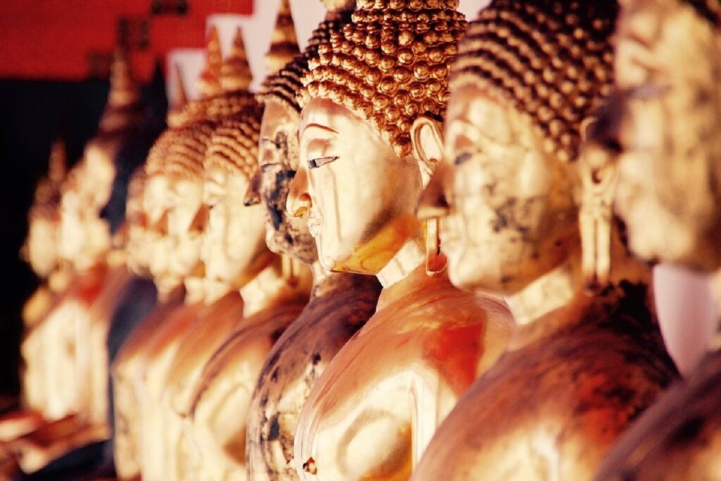 Estatuas douradas em um tipico templo da cidade de Bangkok