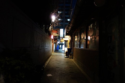 Beco nas ruas de Seul a noite.