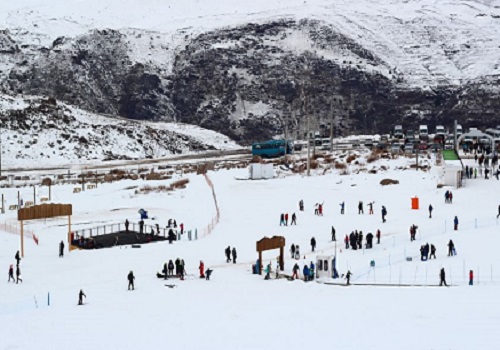 Pessoas praticando esportes de neve.