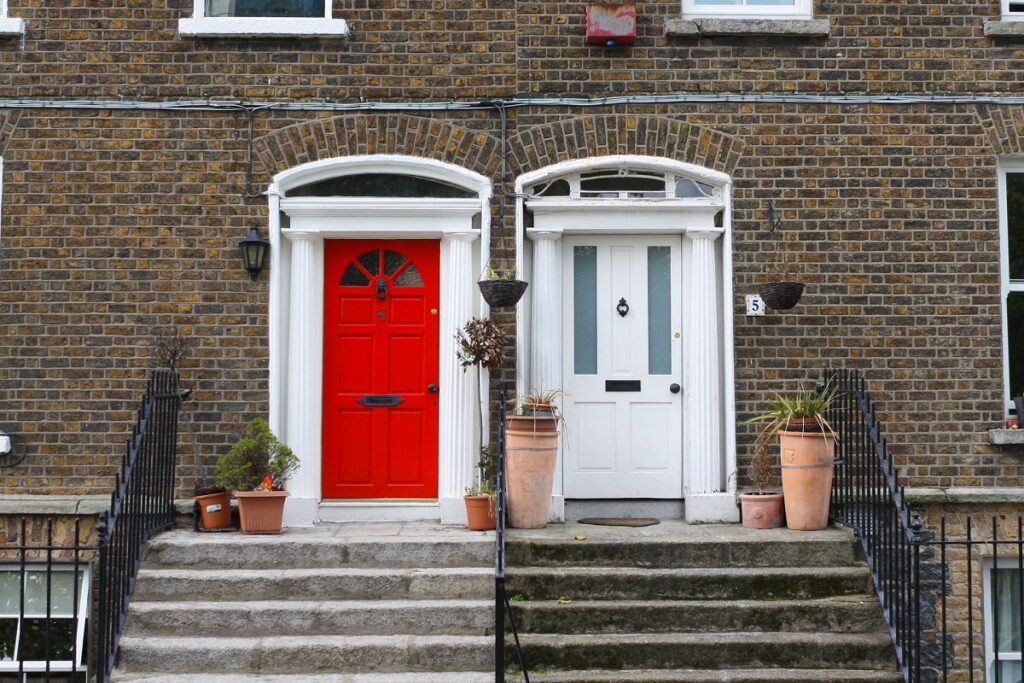 Portas tradicionais coloridas de Dublin. Na fot, uma branca e outra vermelha.