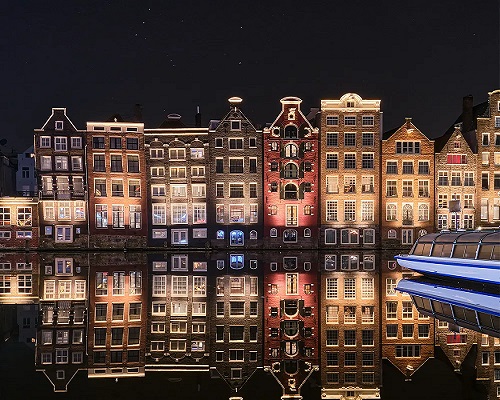 Arquitetura dos prédios de Amsterdã, em frente ao canal principal.