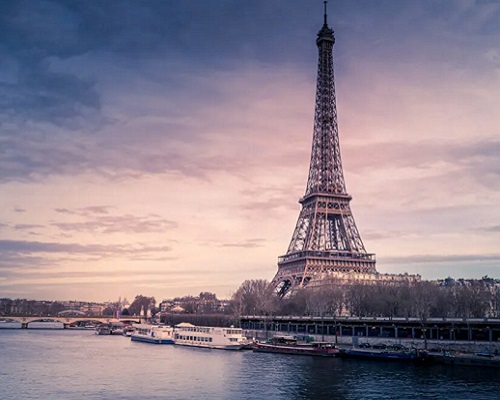 Torre Eiffel e ao lado o rio Sena.