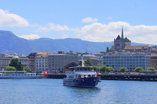 Passeio de barco no principal rio de Genebra.
