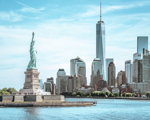 Estátua da Liberdade, ao fundo Manhattan.