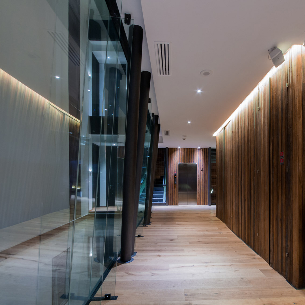 corredor do hotel magnólia, paredes de vidro e de madeira