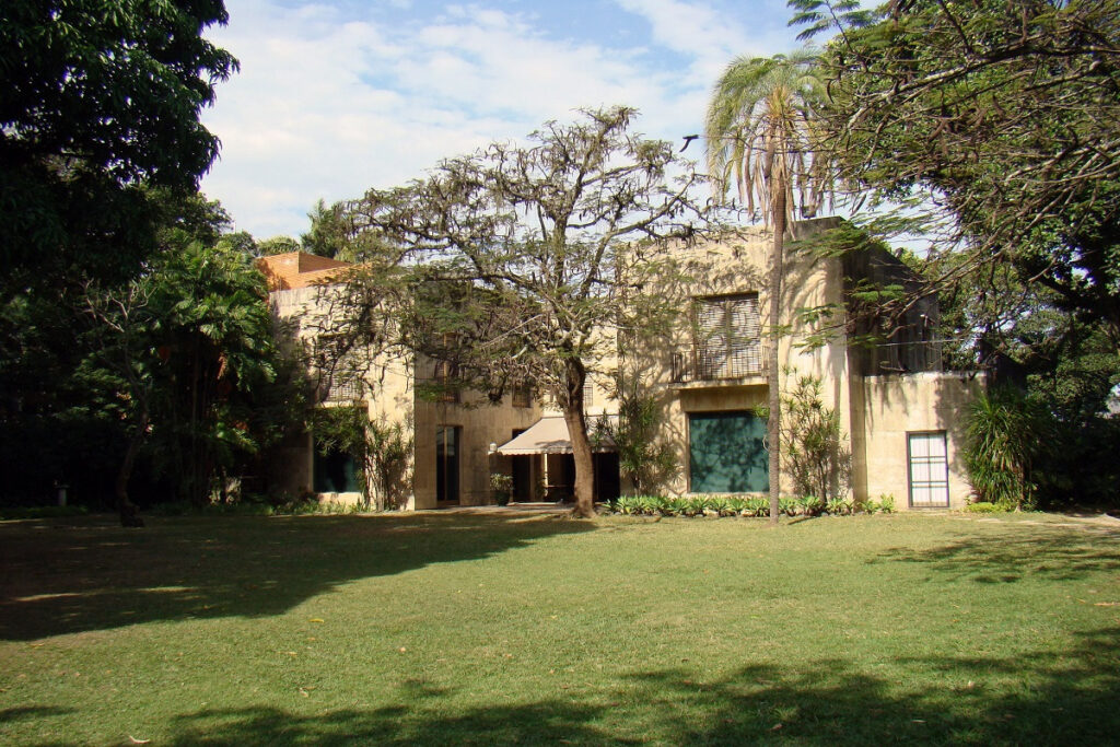 Jardim e fachada do Museu Chácara do Céu.