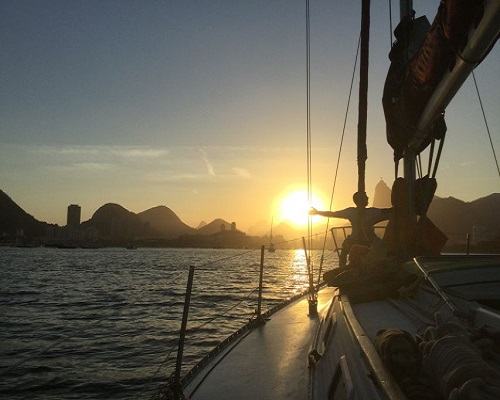 Pôr do sol em um passeio de veleiro.