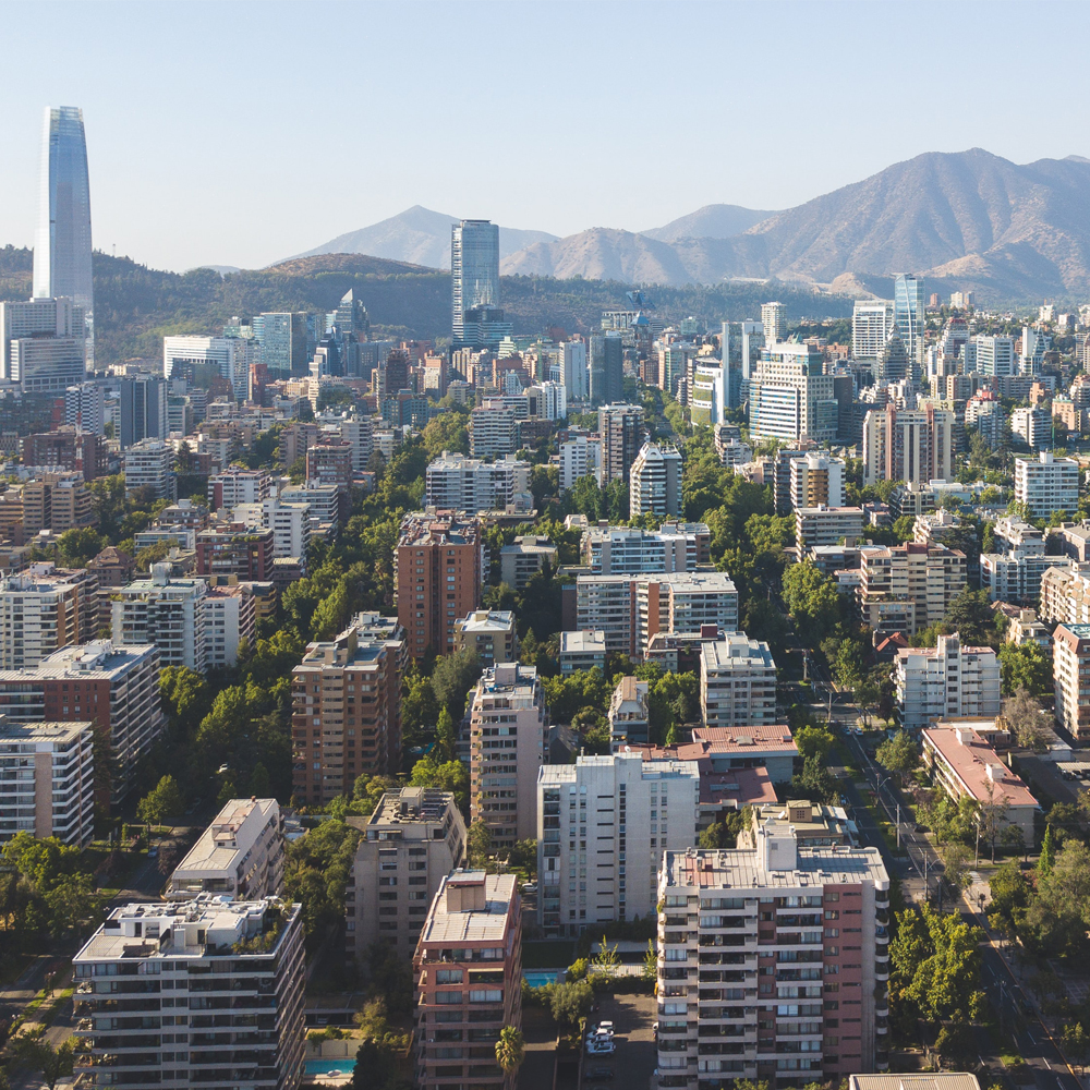 Santiago, Chile. Prédios com montanhas ao fundo