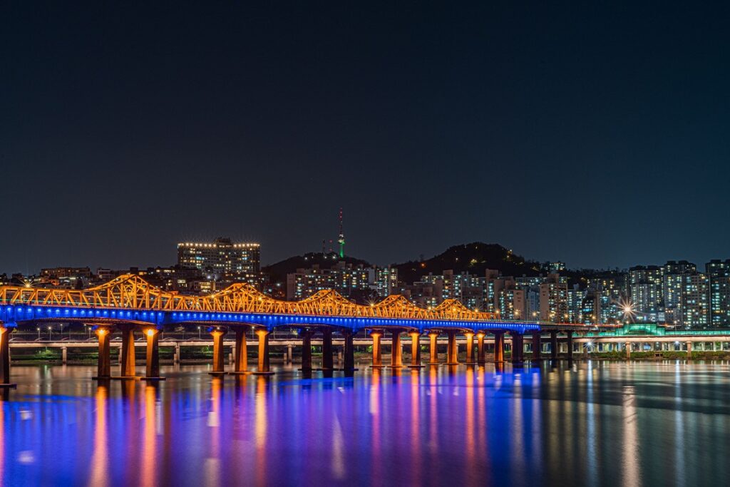 Turismo em Seul: Vista noturna da principal ponte de Seul.