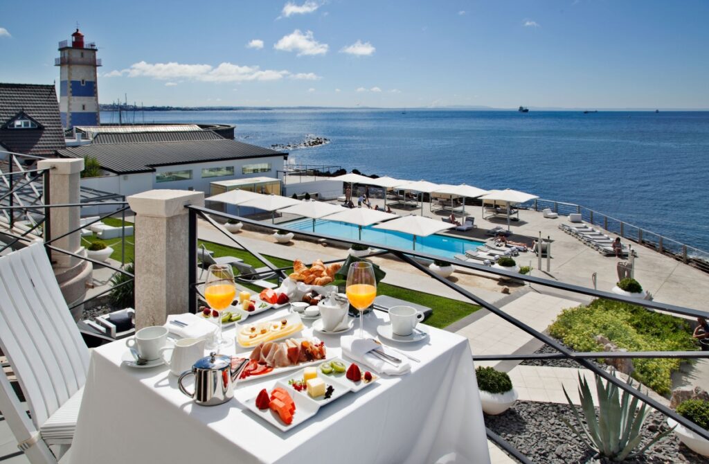 Farol Hotel: vista aera do hotel, mostrando a piscina e o mar ao fundo.