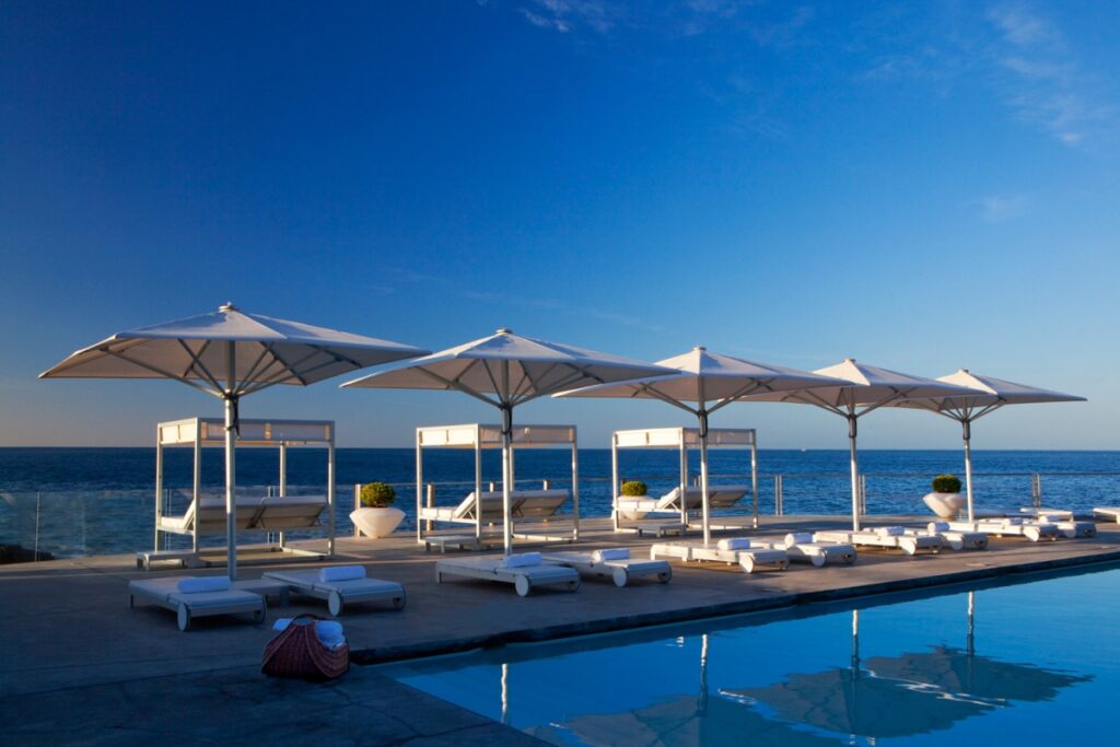 Farol Hotel: piscina de borda infinita de frente para o mar.