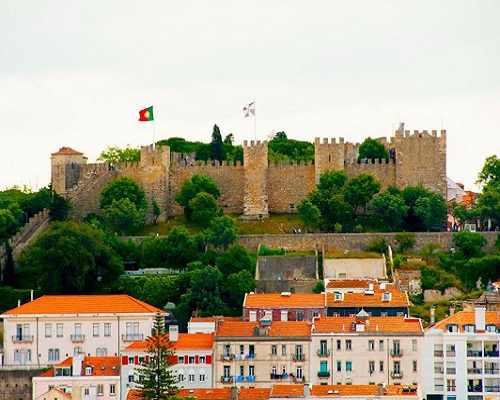 Vista externa do Castelo de São Jorge em Lisboa.