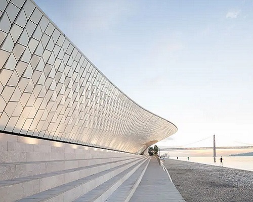 Fachada do MAAT- Museu de Arte, Arquitetura e Tecnologia em Lisboa