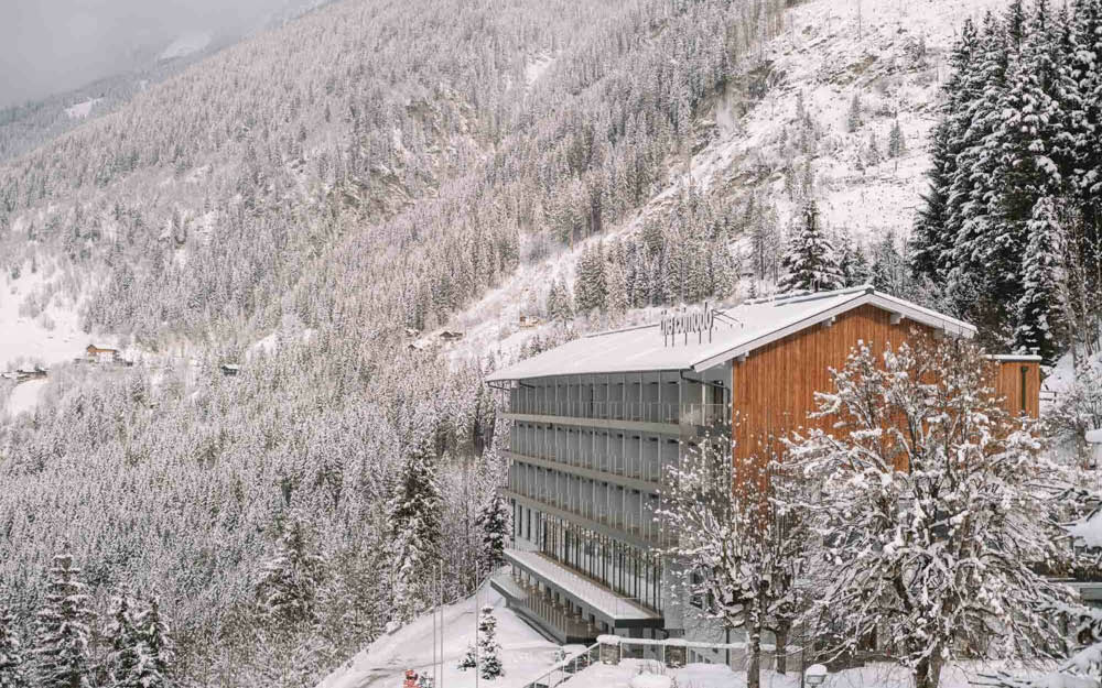 Visão lateral do hotel europeu The Cômodo, localizado nos alpes austríacos - Dona Arquiteta